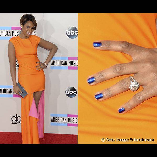 Jennifer Hudson foi de color block entre o vestido laranja e a unha em azul metalizado